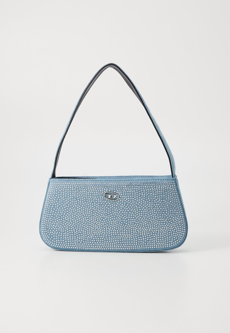 Borsa a mano azzurro chiaro con una forma rettangolare strutturata, caratterizzata da una superficie texture decorata con borchie argentate e una chiusura metallica.