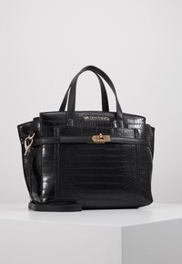 Černá kabelka z kůže s embosovaným krokodýlím vzorem, se dvěma držadly, zipovým uzávěrem, zlatými detaily a logem na přední straně.