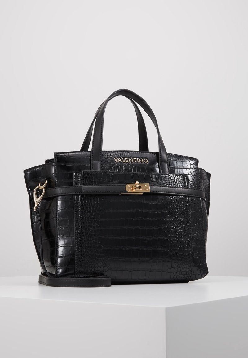 Černá kabelka z kůže s embosovaným krokodýlím vzorem, se dvěma držadly, zipovým uzávěrem, zlatými detaily a logem na přední straně.