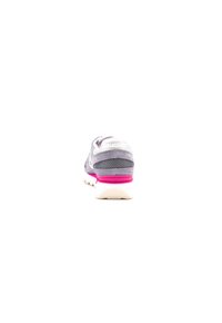 Scarpa sportiva grigia con materiale in rete e suede, logo bianco, dettagli rosa sul tallone e suola bianca con un motivo di grip testurizzato.