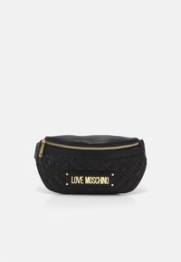 Svart kviltad Love Moschino bälte väska med guld dragkedja och logotypplakett på framsidan, mot en vit bakgrund.