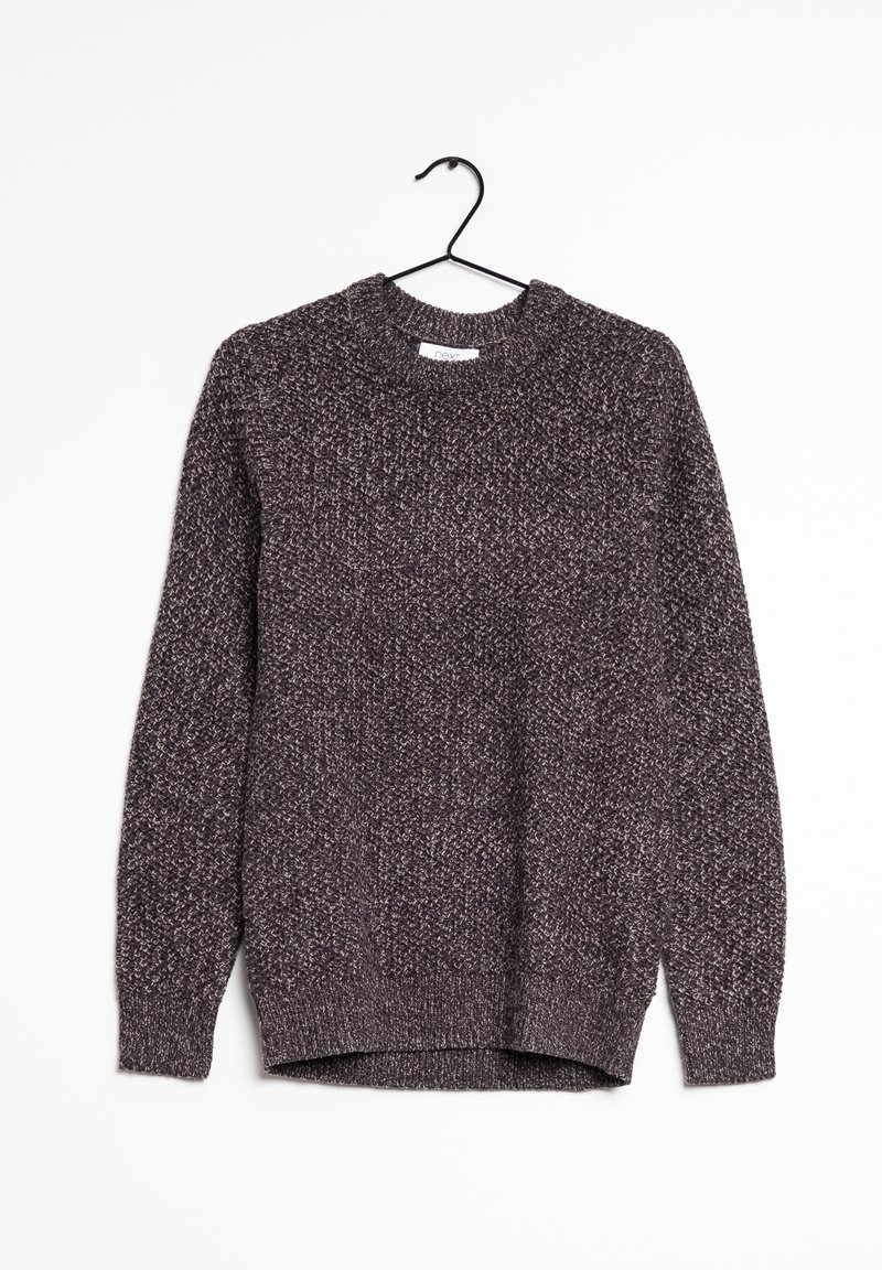 Pull en tricot gris foncé chiné avec col rond et manches longues suspendu sur un cintre noir contre un fond blanc.