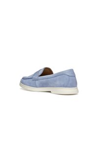 Mocassino in suede blu chiaro con una texture liscia, caratterizzato da un design cucito, stile slip-on e una suola in gomma bianca a contrasto.