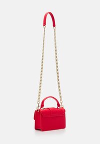 Borsa a mano in pelle rossa con una forma strutturata, dotata di manico superiore e tracolla in catena dorata. Texture liscia con un sottile dettaglio venato.