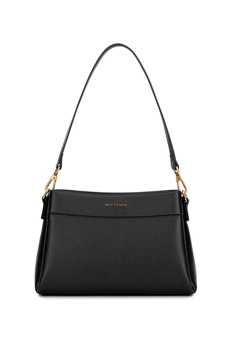 Czarna skórzana torebka o gładkiej fakturze, z pojedynczym paskiem i logo marki w odcieniu złota z przodu. Prosty, zorganizowany design.