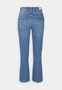 Vista trasera de unos vaqueros de mezclilla azul con dos bolsillos traseros y costuras claras sobre un fondo blanco liso.