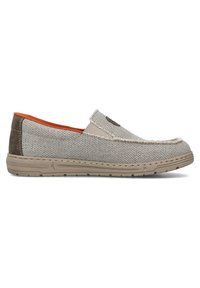 Chaussure à enfiler en tissu gris clair avec doublure orange. Présente des détails cousus et des accents marron foncé au niveau du talon. Semelle en caoutchouc pour plus de durabilité.