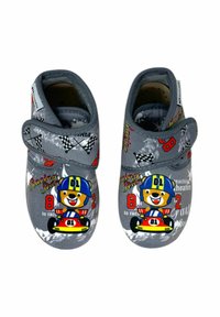 Pantofole grigie con una morbida texture, decorate con un orso dei cartoni animati in una macchina da corsa, bandiere a scacchi e accenti di testo colorati. Chiusura con strap in velcro.