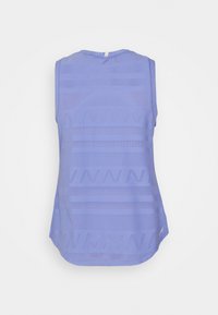 Bez rękawów fioletowy podkoszulek z przewiewnej siateczki, z poziomymi paskami i luźnym krojem, z zaokrąglonym dołem.