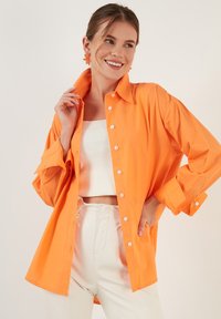 LELA LOOSE FIT - Button-down blouse - orange