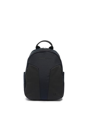 Zwarte en donkerblauwe rugzak met handgreep bovenaan, voorvak met rits en subtiel merkembleem op het voorpaneel.