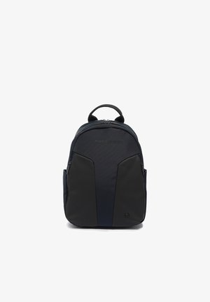 Zaino nero e blu scuro con maniglia superiore, tasche frontali con cerniera e logo del marchio discreto sul pannello anteriore.