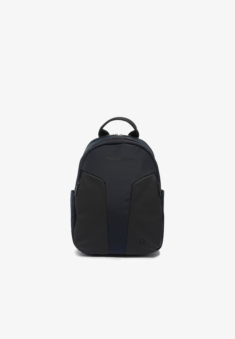 Sac à dos noir et bleu foncé avec une poignée supérieure, des poches avant zippées et un logo de marque subtil sur le panneau avant.