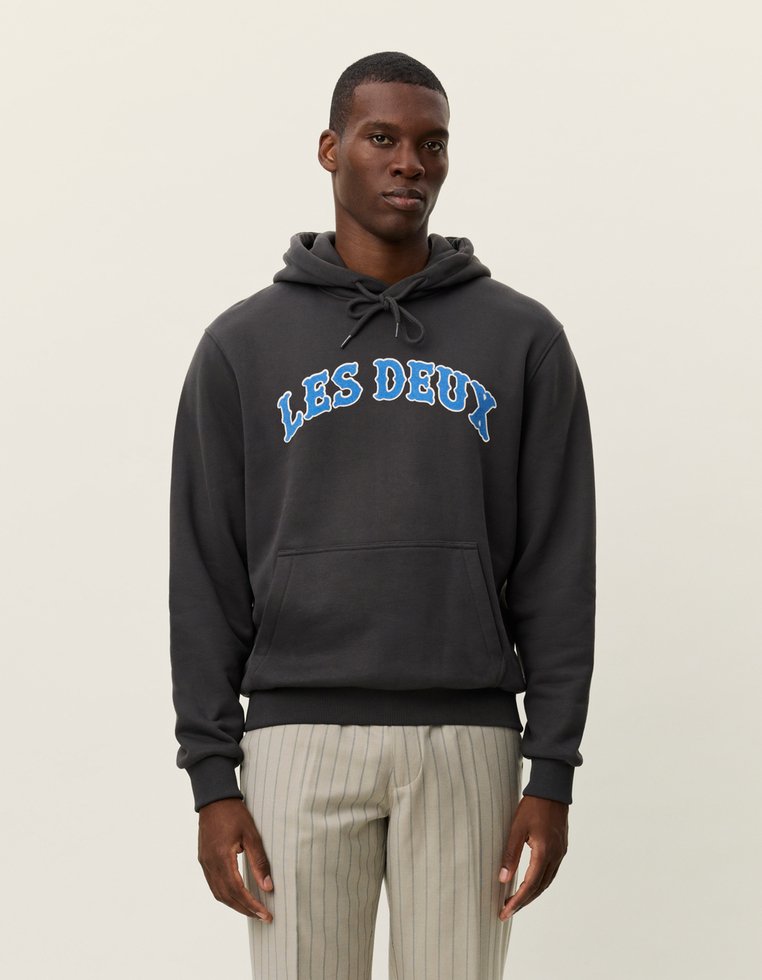 Dunkelgrauer Hoodie mit einem blauen Text-Graphic, auf dem "LES DEUX" steht, mit gerippten Bündchen, einer Vordertasche und Kapuze mit Kordelzug.