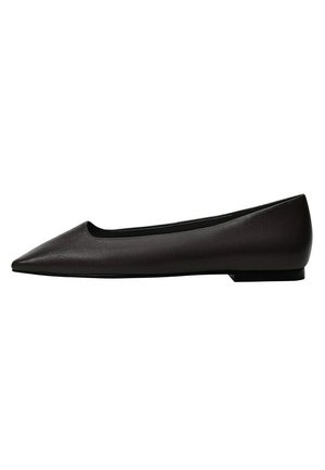 Chaussure plate en cuir noire à bout pointu, talon bas et design simple et lisse sur fond blanc.