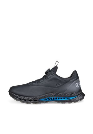 Schwarzer Sneaker mit niedrigem Schaft, strukturierter Sohle, blauen Akzenten in der Zwischensohle, Drehverschluss-Schnürsystem und Gore-Tex wasserdichter Kennzeichnung an der Seite.