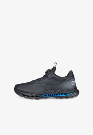 Schwarzer Sneaker mit niedrigem Schaft, strukturierter Sohle, blauen Akzenten in der Zwischensohle, Drehverschluss-Schnürsystem und Gore-Tex wasserdichter Kennzeichnung an der Seite.