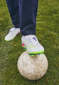 PREDATOR PRO FOLD-OVER TONGUE FIRM/MULTI-GROUND - Fotbollsskor till hårt underlag - white/lucid pink/lucid lemon