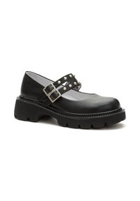 Zapatos Mary Jane de cuero negro con correas de hebilla con tachuelas, punta redondeada, suela de goma gruesa y detalles de costura texturizados.