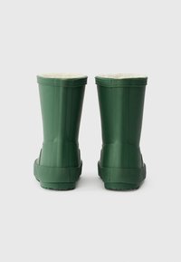 Botas de chuva verdes em borracha com uma sola texturizada, acabamento liso e forro em pelúcia na parte superior, projetadas para resistência à água e durabilidade.
