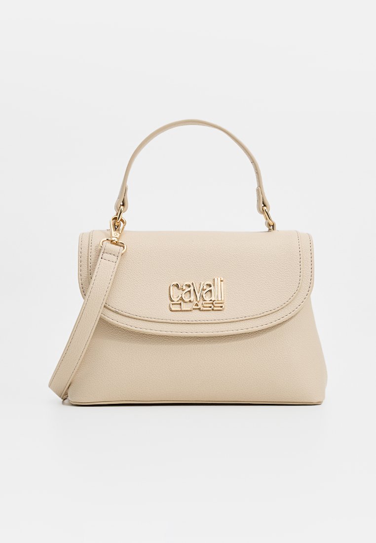 Beige leren handtas met een bovenhandvat en een afneembare schouderriem. Kenmerkt zich door een goudkleurig logo aan de voorkant en een gestructureerd ontwerp.