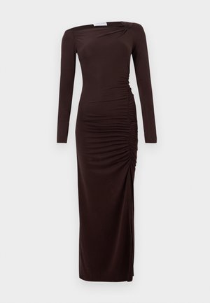 Langærmet, mørkebrun, tætsiddende kjole med rynkninger på højre side og en lille slids nær kanten.