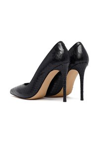 Zwarte hoge hakken van gestructureerd leder met een slangenpatroon. Heeft een spitse neus en een taps toelopende stiletto hak.