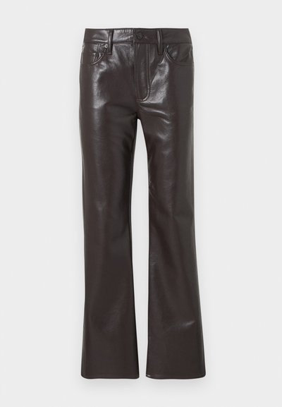 Temno rjave hlače z ravnimi nogami iz umetnega usnja z zapenjanjem na gumb in zadrgo, sprednjimi in zadnjimi žepi ter zankami za pas.