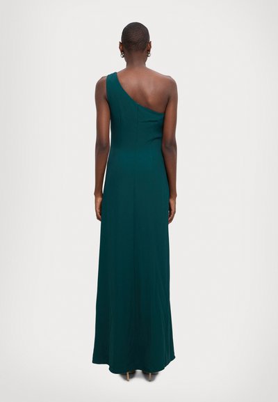 Robe maxi à épaule unique en tissu vert foncé, dotée d'un corsage ajusté, d'une jupe fluide et d'une texture lisse avec des coutures minimales.