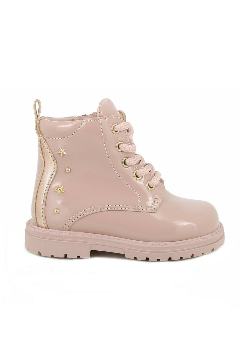 Stivaletti alla caviglia in pelle verniciata rosa con punta rotonda, hardware dorato e dettagli a forma di stella sui lati. Progettati con allacciatura frontale e suola testurizzata.