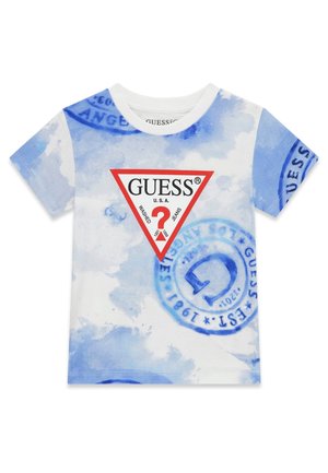 Biało-niebieska koszulka z krótkim rękawem w stylu tie-dye z czerwonym trójkątnym logo GUESS oraz niebieskimi okrągłymi stemplami nadrukowanymi na przodzie i rękawach.