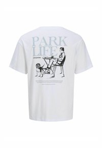 Hvid bomulds T-shirt med grafisk tryk på ryggen med teksten "PARK LIFE CAFÉ EDITION", der viser en siddende figur, et bord og en hund.