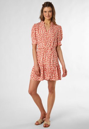 Vestido de estampado floral rojo con mangas cortas abullonadas, escote en V, cintura ceñida y falda con volantes en capas. Tejido suave con una textura ligera.