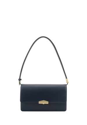 Sac à main rectangulaire en cuir bleu foncé avec rabat supérieur, fermoir doré et une fine bandoulière unique.