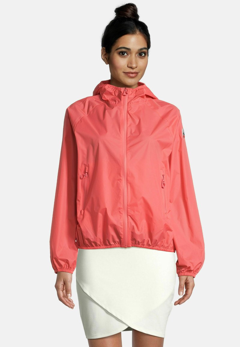 Giacca a vento leggera in corallo con cappuccio, polsini elasticizzati e tasche laterali con zip; presenta un orlo regolato per un look aderente.