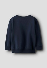 Sudadera de manga larga azul marino con puños, dobladillo y cuello acanalados, mostrada desde atrás sobre un fondo gris claro.