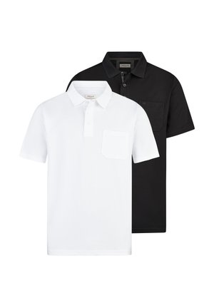 To kortærmede poloshirts, en hvid og en sort, hver med en krave og en brystlomme.