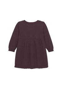 Dunkellila Strickkleid mit langen Ärmeln, rundem Halsauschnitt und einem schwingenden Rock mit wellenförmigem Saum. Weiche Textur, keine sichtbaren Muster.