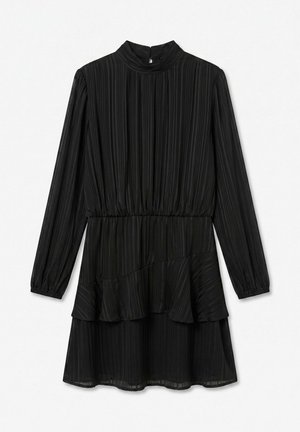 Robe noire à manches longues avec col montant, tissu plissé, taille élastique et ourlet à volants superposés.
