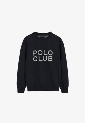Navy Pullover mit Rundhalsausschnitt, langen Ärmeln und ribbeltem Saum. "POLO CLUB" ist prominent in kontrastierendem hellgrauem Text dargestellt.