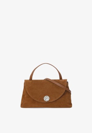 Sac à main en daim marron avec une fermeture à rabat, détail en métal argenté en forme de cercle, anse courte et bandoulière amovible. Texture lisse.