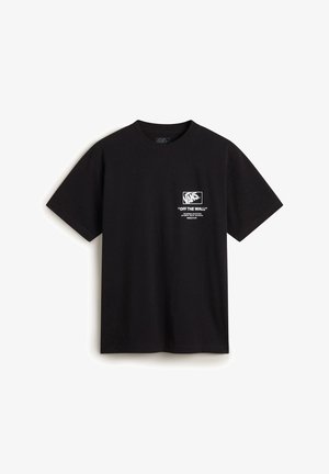 Schwarzes Baumwoll-T-Shirt mit kurzen Ärmeln. Auf der Vorderseite befindet sich ein weißes "VANS"-Logo und der Text "OFF THE WALL" in einem rechteckigen Design.