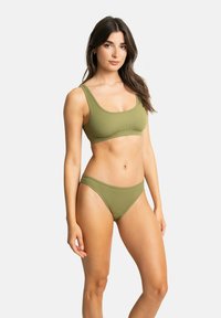 Ensemble de bikini côtelé vert olive comprenant un haut court avec de larges bretelles et un bas taille basse assorti, tous deux présentant une texture lisse.