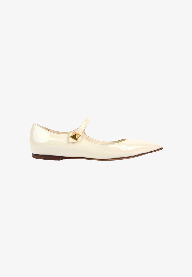 Chaussure plate en cuir verni ivoire à bout pointu, talon bas et bride avec une boucle dorée en forme de pyramide.