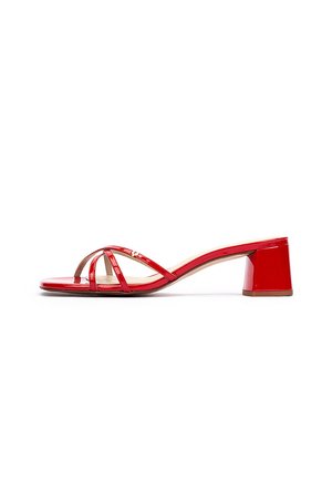 Sandales à talons en cuir verni rouge avec plusieurs fines lanières et un talon large. Texture lisse et design à bout ouvert.
