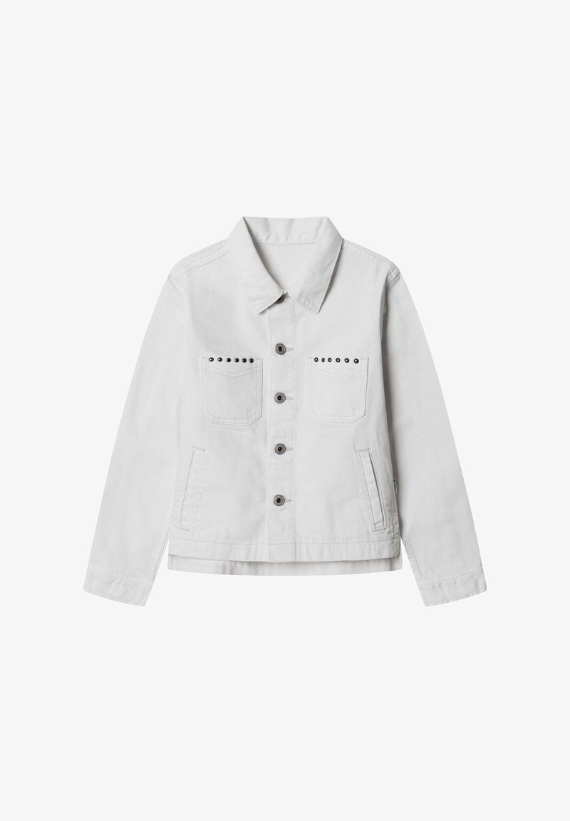 Veste en denim gris clair avec fermeture à boutons sur le devant, deux poches poitrine avec détails à clous, poches latérales, col structuré et manches longues.