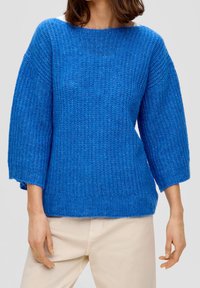 Pullover a maglia blu brillante con una vestibilità ampia, maniche larghe e texture a coste. Presenta un collo rotondo e un orlo diritto.