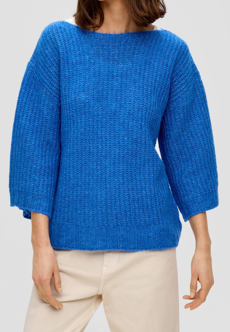 Pullover a maglia blu brillante con una vestibilità ampia, maniche larghe e texture a coste. Presenta un collo rotondo e un orlo diritto.