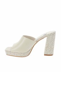Open-toed mule met een glanzende crèmekleurige bovenkant en een getextureerd,Patroon platform. Voorzien van een chunky blokhak voor stabiliteit.