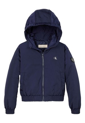 Giubbotto imbottito blu navy con cappuccio, zip frontale, polsini e vita elasticizzati. Presenta un piccolo logo bianco sulla spalla sinistra. Tessuto liscio.